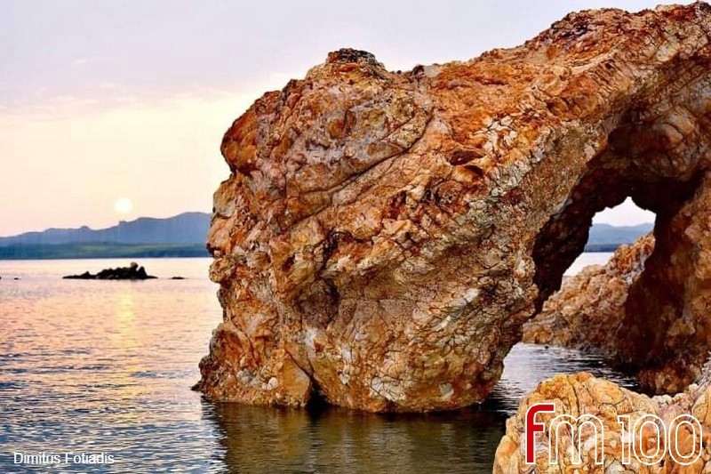 spilia fokias megalo