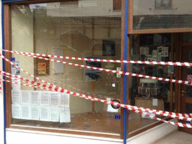 &Alpha;&nu;&tau;&iota;&delta;&iota;&kappa;ί&alpha; &sigma;&tau;&eta; &Lambda;ή&mu;&nu;&omicron; &gamma;&iota;&alpha; &mu;&iota;&alpha; &phi;&omega;&tau;&omicron;&gamma;&rho;&alpha;&phi;ί&alpha; (photos)