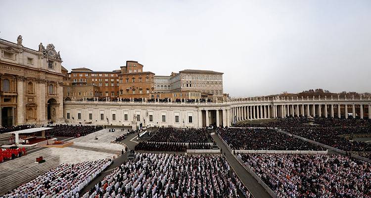 Με τιμές εν ενεργεία πάπα η κηδεία του Βενέδικτου