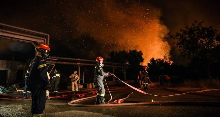 Φωτιά στη Βαρυμπόμπη: Εφιαλτική νύχτα - Σηκώθηκαν τα εναέρια μέσα | Ενεργά μέτωπα σε Βαρυμπόμπη, Θρακομακεδόνες και Τατόι