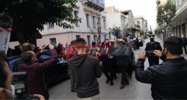 Πάτρα: «Θερμή» υποδοχή στον Πέτσα από τους εμπόρους - Ετοιμάζονται να ανεβάσουν ρολά με «κηδειόχαρτα» στα μαγαζιά τους