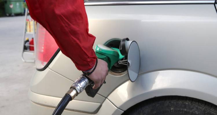 Πρόεδρος Βενζινοπωλών: Η πτώση στις τιμές του πετρελαίου πέρασε στις αντλίες | Στο 1,48-1,49 ευρώ θα πάει η αμόλυβδη στην Αττική