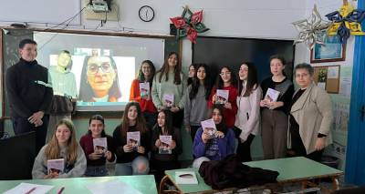 &Gamma;&upsilon;&mu;&nu;ά&sigma;&iota;&omicron; &Lambda;&iota;&beta;&alpha;&delta;&omicron;&chi;&omega;&rho;ί&omicron;&upsilon;: &Sigma;&upsilon;&nu;&epsilon;&chi;ί&zeta;&epsilon;&tau;&alpha;&iota; &eta; &gamma;&nu;&omega;&rho;&iota;&mu;ί&alpha; &mu;&epsilon; &alpha;&gamma;&alpha;&pi;&eta;&mu;έ&nu;&omicron;&upsilon;&sigmaf; &sigma;&upsilon;&gamma;&gamma;&rho;&alpha;&phi;&epsilon;ί&sigmaf; &sigma;&tau;&eta;&nu; &omicron;&mu;ά&delta;&alpha; &phi;&iota;&lambda;&alpha;&nu;&alpha;&gamma;&nu;&omega;&sigma;ί&alpha;&sigmaf;