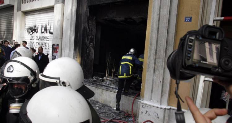 Δέκα χρόνια από την τραγωδία στη Marfin | Το χρονικό, η δίκη, οι δολοφόνοι που κυκλοφορούν ελεύθεροι [βίντεο]