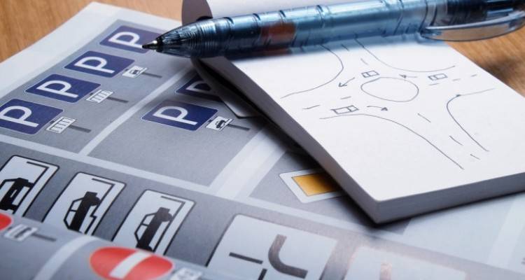 Δίπλωμα οδήγησης: Τι αλλάζει στις εξετάσεις για τα «σήματα» | Οι 5 παρεμβάσεις στα θεωρητικά