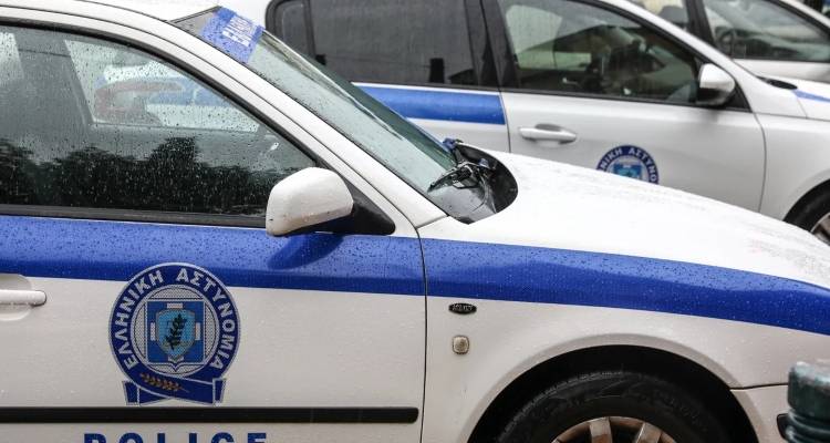 &Delta;ύ&omicron; &nu;&epsilon;&kappa;&rho;έ&sigmaf; &sigma;&tau;&omicron;&upsilon; &Zeta;&omega;&gamma;&rho;ά&phi;&omicron;&upsilon;, &mu;&eta;&tau;έ&rho;&alpha; &kappa;&alpha;&iota; &kappa;ό&rho;&eta; -&Upsilon;&pi;&omicron;&psi;ί&epsilon;&sigmaf; &gamma;&iota;&alpha; έ&gamma;&kappa;&lambda;&eta;&mu;&alpha;, &sigma;&phi;&rho;&alpha;&gamma;&iota;&sigma;&mu;έ&nu;&eta; &mu;&epsilon; &sigma;&tau;ό&kappa;&omicron; &pi;ό&rho;&tau;&alpha; &tau;&omicron;&upsilon; &sigma;&pi;&iota;&tau;&iota;&omicron;ύ, &sigma;&upsilon;&nu;&epsilon;&lambda;ή&phi;&theta;&eta; &omicron; &gamma;&iota;&omicron;&sigmaf;