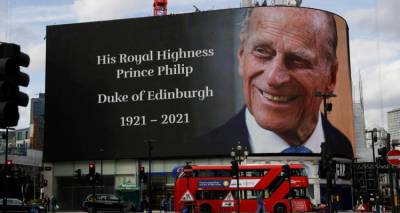 &Beta;&rho;&epsilon;&tau;&alpha;&nu;ί&alpha; - &Pi;&rho;ί&gamma;&kappa;&iota;&pi;&alpha;&sigmaf; &Phi;ί&lambda;&iota;&pi;&pi;&omicron;&sigmaf;: &Sigma;&tau;&iota;&sigmaf; 17 &Alpha;&pi;&rho;&iota;&lambda;ί&omicron;&upsilon; &eta; &kappa;&eta;&delta;&epsilon;ί&alpha;, &sigma;&chi;&epsilon;&delta;&iota;ά&zeta;&epsilon;&iota; &nu;&alpha; &pi;&alpha;&rho;&alpha;&sigma;&tau;&epsilon;ί &omicron; &Chi;ά&rho;&iota;