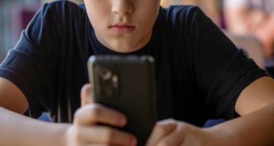 Πόσο χρόνο μπορούν να ξοδεύουν τα παιδιά πίσω από την οθόνη, ανά ηλικία -Συμβουλές για γονείς, ειδικός εξηγεί