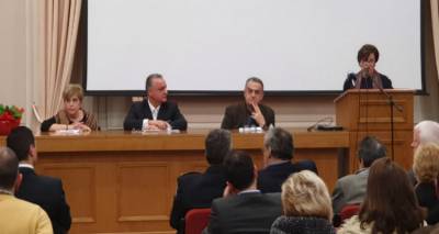 &Eta; &Chi;&rho;. &Kappa;&alpha;&lambda;&omicron;&gamma;ή&rho;&omicron;&upsilon; &sigma;&epsilon; &epsilon;&kappa;&delta;ή&lambda;&omega;&sigma;&eta; &tau;&eta;&sigmaf; &Pi;&alpha;&nu;&epsilon;&lambda;&lambda;&alpha;&delta;&iota;&kappa;ή&sigmaf; &Omicron;&rho;&gamma;ά&nu;&omega;&sigma;&eta;&sigmaf; &Gamma;&upsilon;&nu;&alpha;&iota;&kappa;ώ&nu; &mu;&epsilon; &theta;έ&mu;&alpha;: &laquo;&Omicron;&iota; &pi;&rho;&omicron;&kappa;&lambda;ή&sigma;&epsilon;&iota;&sigmaf; &gamma;&iota;&alpha; &tau;&omicron; &alpha;ύ&rho;&iota;&omicron; &tau;&eta;&sigmaf; &Epsilon;&upsilon;&rho;ώ&pi;&eta;&sigmaf;&raquo;