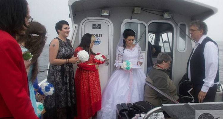 Το ακούσαμε κι αυτό: Βρετανίδα παντρεύτηκε με νυφικό το... φάντασμα ενός πειρατή