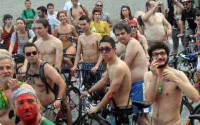Γυμνοί ποδηλάτες θα κατακλύσουν σήμερα τη Θεσσαλονίκη με τις ευλογίες του Μπουτάρη