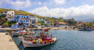 &Tau;έ&sigma;&sigma;&epsilon;&rho;&iota;&sigmaf; &pi;&omicron;&lambda;&iota;&tau;&iota;&sigma;&mu;&iota;&kappa;έ&sigmaf; &delta;&iota;&alpha;&delta;&rho;&omicron;&mu;έ&sigmaf; &alpha;&nu;&alpha;&delta;&epsilon;&iota;&kappa;&nu;ύ&omicron;&upsilon;&nu; &tau;&eta;&nu; &iota;&sigma;&tau;&omicron;&rho;ί&alpha; &kappa;&alpha;&iota; &tau;&alpha; &mu;&nu;&eta;&mu;&epsilon;ί&alpha; &tau;&omicron;&upsilon; &Alpha;&gamma;ί&omicron;&upsilon; &Epsilon;&upsilon;&sigma;&tau;&rho;&alpha;&tau;ί&omicron;&upsilon;