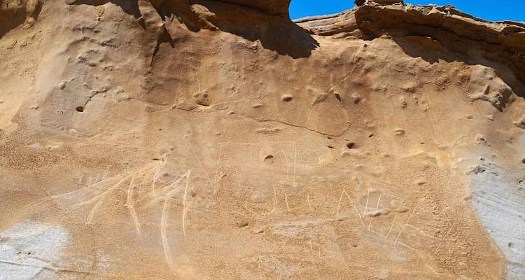 «Κρετίνοι τουρίστες βανδαλίζουν το Γεωλογικό Πάρκο της Λήμνου»