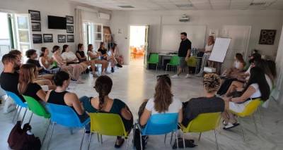 &Sigma;&tau;&omicron;&upsilon;&sigmaf; &rho;&upsilon;&theta;&mu;&omicron;ύ&sigmaf; &tau;&omega;&nu; &lambda;&eta;&mu;&nu;&iota;&alpha;&kappa;ώ&nu; &chi;&omicron;&rho;ώ&nu; &omicron;&iota; &nu;έ&omicron;&iota; &tau;&eta;&sigmaf; &Epsilon;&upsilon;&rho;ώ&pi;&eta;&sigmaf; &sigma;&tau;&omicron; &pi;&lambda;&alpha;ί&sigma;&iota;&omicron; &tau;&omicron;&upsilon; &pi;&rho;&omicron;&gamma;&rho;ά&mu;&mu;&alpha;&tau;&omicron;&sigmaf; &laquo;Dancing the Heritage of Europe&raquo;