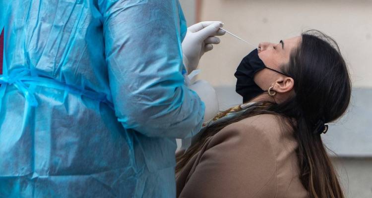 «Άλμα» με 1.261 νέα κρούσματα | Τα 652 στην Αττική