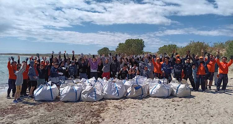 &Tau;&omicron; &Gamma;&upsilon;&mu;&nu;ά&sigma;&iota;&omicron; &Lambda;&iota;&beta;&alpha;&delta;&omicron;&chi;&omega;&rho;ί&omicron;&upsilon; &sigma;&upsilon;&nu;&alpha;&nu;&tau;ά &tau;&omicron;&nu; &laquo;&Tau;&upsilon;&phi;ώ&nu;&alpha;&raquo; &gamma;&iota;&alpha; &mu;&iota;&alpha; &Lambda;ή&mu;&nu;&omicron; &chi;&omega;&rho;ί&sigmaf; &sigma;&kappa;&omicron;&upsilon;&pi;ί&delta;&iota;&alpha;