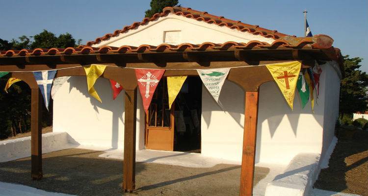 Πανηγυρίζει το εξωκκλήσι της Αγίας Φωτίδος στον πευκόφυτο λόφο της Καλλιθέας