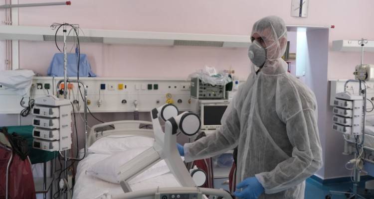 Κορωνοϊός: 13 νεκροί στην Ελλάδα | «Δεν θέλουμε να καταρρεύσουν τα νοσοκομεία μας, δεν θέλουμε εκατόμβες νεκρών»