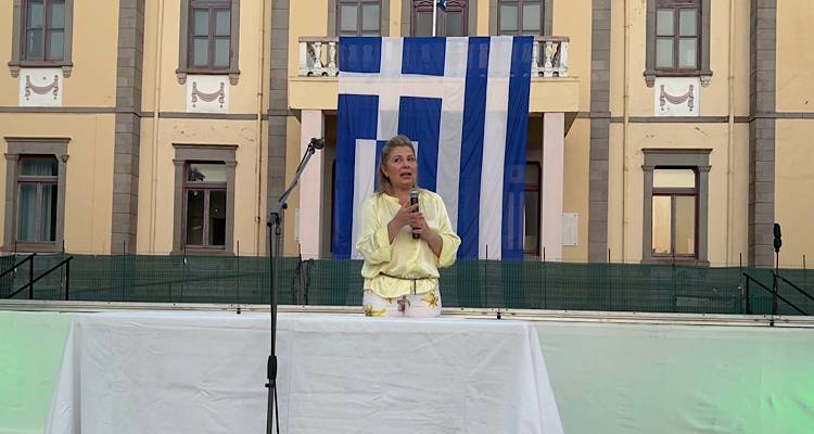 Lemnos Philema: &Eta; &pi;&alpha;&lambda;&iota;ά &phi;&rho;&omicron;&upsilon;&rho;ά &kappa;&alpha;&iota; &eta; &nu;έ&alpha; &gamma;&epsilon;&nu;&iota;ά &pi;&alpha;&rho;&omicron;&upsilon;&sigma;ί&alpha;&sigma;&alpha;&nu; &tau;&alpha; &pi;&rho;&omicron;ϊό&nu;&tau;&alpha; &laquo;&phi;ά&rho;&omicron;&upsilon;&sigmaf;&raquo; &tau;&eta;&sigmaf; &Lambda;ή&mu;&nu;&omicron;&upsilon; (video)