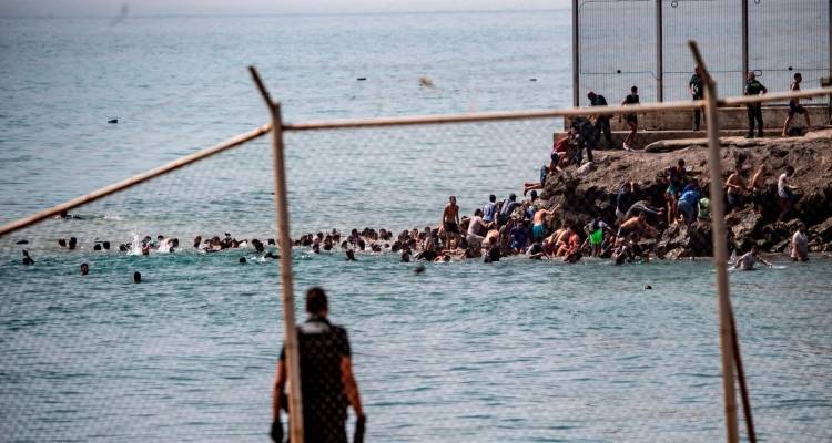 &Sigma;&upsilon;&nu;&alpha;&gamma;&epsilon;&rho;&mu;ό&sigmaf; &sigma;&tau;&eta;&nu; &Epsilon;&upsilon;&rho;ώ&pi;&eta;: &laquo;Έ&kappa;&rho;&eta;&xi;&eta;&raquo; &chi;&iota;&lambda;&iota;ά&delta;&omega;&nu; &mu;&epsilon;&tau;&alpha;&nu;&alpha;&sigma;&tau;ώ&nu; &sigma;&tau;&eta; &Theta;έ&omicron;&upsilon;&tau;&alpha; -&Sigma;&tau;&omicron;&upsilon;&sigmaf; &delta;&rho;ό&mu;&omicron;&upsilon;&sigmaf; &omicron; &iota;&sigma;&pi;&alpha;&nu;&iota;&kappa;ό&sigmaf; &sigma;&tau;&rho;&alpha;&tau;ό&sigmaf;, 18 &nu;&epsilon;&kappa;&rho;&omicron;ί