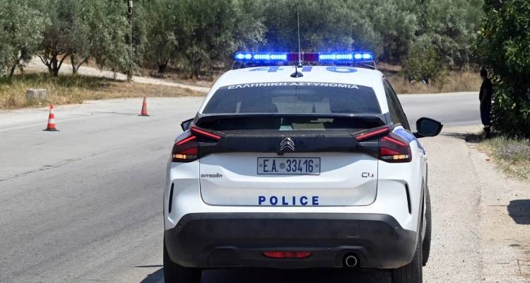 &Theta;&rho;ί&lambda;&epsilon;&rho; &sigma;&tau;&eta;&nu; &Kappa;&rho;ή&tau;&eta;: Έ&beta;&gamma;&alpha;&lambda;&epsilon; &tau;&eta; &sigma;ύ&zeta;&upsilon;&gamma;ό &tau;&omicron;&upsilon; &alpha;&pi;ό &tau;&omicron; &alpha;&mu;ά&xi;&iota; &epsilon;&nu; &kappa;&iota;&nu;ή&sigma;&epsilon;&iota; &kappa;&alpha;&iota; &tau;&eta;&nu; &pi;&alpha;&rho;έ&sigma;&upsilon;&rho;&epsilon; -&Chi;&omega;&rho;ί&sigmaf; &delta;ί&pi;&lambda;&omega;&mu;&alpha; &omicron; 30&chi;&rho;&omicron;&nu;&omicron;&sigmaf;, &tau;&iota; &epsilon;&xi;&epsilon;&tau;ά&zeta;&omicron;&upsilon;&nu; &omicron;&iota; &Alpha;&rho;&chi;έ&sigmaf;