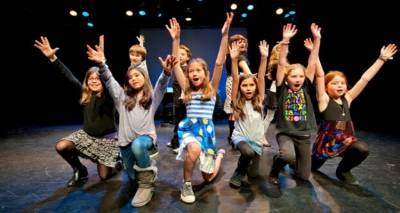 &Mu;&Epsilon;&Alpha;&Sigma; &Lambda;ή&mu;&nu;&omicron;&sigmaf;: &Tau;&omicron; &theta;&epsilon;&alpha;&tau;&rho;&iota;&kappa;ό &tau;&alpha;&xi;ί&delta;&iota; &gamma;&iota;&alpha; &pi;&alpha;&iota;&delta;&iota;ά &sigma;&upsilon;&nu;&epsilon;&chi;ί&zeta;&epsilon;&tau;&alpha;&iota;!