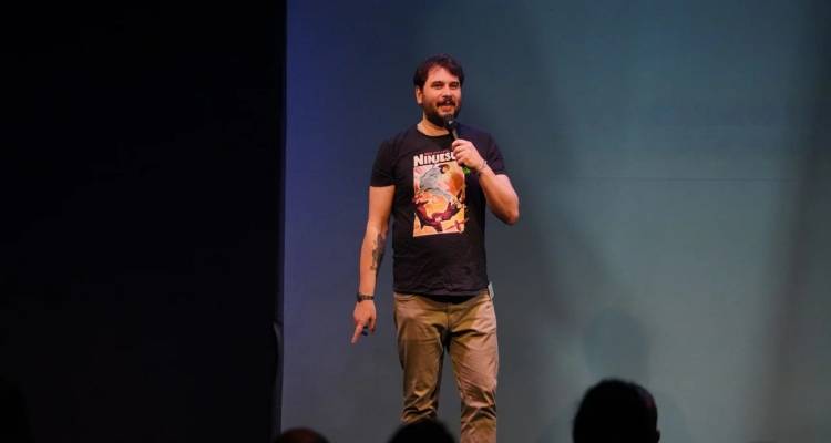 «Διαστρέβλωσαν ένα αστείο για την ελληνική σημαία» λέει τώρα ο Πάρις Ρούπος | «Λαμβάνω πολλά απειλητικά μηνύματα»