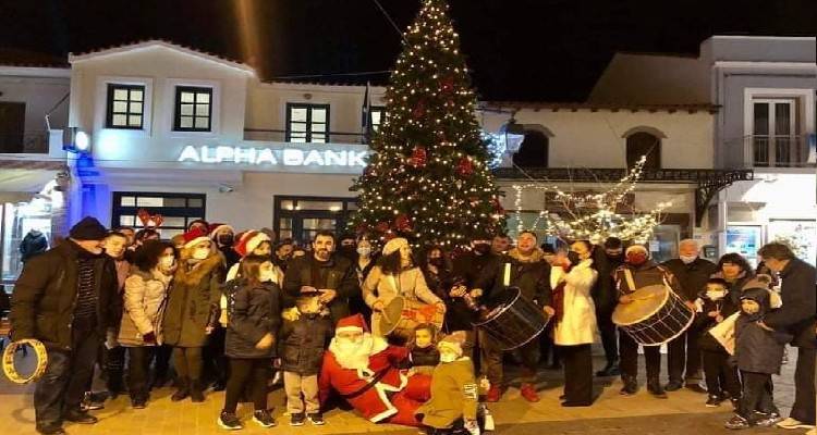 Γέμισε Χριστουγεννιάτικες μελωδίες την αγορά της Μύρινας ο Χορευτικός Όμιλος Λήμνου (photos &amp; video)