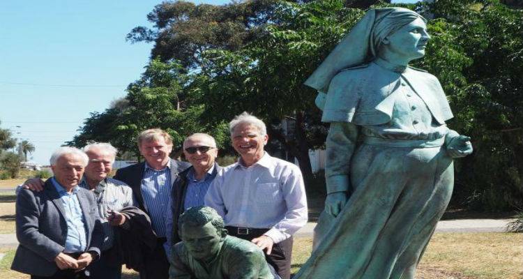 Έ&lambda;&lambda;&eta;&nu;&alpha;&sigmaf; &sigma;&kappa;&eta;&nu;&omicron;&theta;έ&tau;&eta;&sigmaf; &kappa;&alpha;&iota; &alpha;&nu;&tau;&iota;&pi;&rho;&omicron;&sigma;&omega;&pi;&epsilon;ί&alpha; &alpha;&pi;ό &tau;&eta; &Mu;&epsilon;&sigma;&sigma;ή&nu;&eta; &sigma;&tau;&omicron; &mu;&nu;&eta;&mu;&epsilon;ί&omicron; &Lambda;ή&mu;&nu;&omicron;&upsilon;-&Kappa;&alpha;&lambda;&lambda;ί&pi;&omicron;&lambda;&eta;&sigmaf; &sigma;&tau;&eta; &Mu;&epsilon;&lambda;&beta;&omicron;ύ&rho;&nu;&eta;