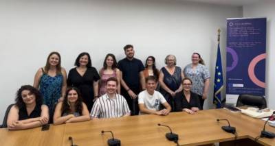 &Tau;&omicron; &delta;&eta;&mu;&omicron;&tau;&iota;&kappa;ό &sigma;&upsilon;&mu;&beta;&omicron;ύ&lambda;&iota;&omicron; &Nu;&epsilon;&omicron;&lambda;&alpha;ί&alpha;&sigmaf; &Kappa;&alpha;&beta;ά&lambda;&alpha;&sigmaf; &sigma;&tau;&omicron;&nu; Ά&gamma;&iota;&omicron; &Epsilon;&upsilon;&sigma;&tau;&rho;ά&tau;&iota;&omicron; &sigma;&tau;&omicron; &pi;&lambda;&alpha;ί&sigma;&iota;&omicron; &tau;&omicron;&upsilon; &Epsilon;&upsilon;&rho;&omega;&pi;&alpha;ϊ&kappa;&omicron;ύ Έ&rho;&gamma;&omicron;&upsilon; "Cities4Her"