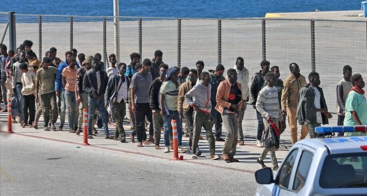 Πλεύρης: «Φυλακή ή έξοδος από τη χώρα για τους λαθρομετανάστες» | Δεν θα εκβιάσουν την Ελλάδα