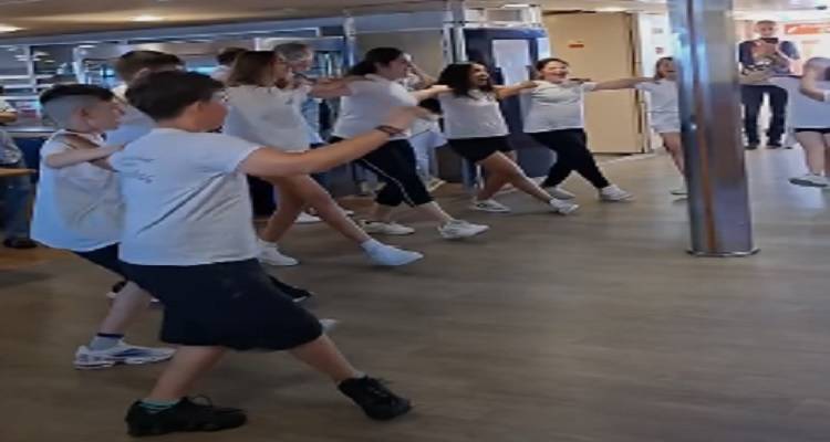 &Mu;&epsilon; &tau;&omicron; &laquo;&Pi;ά&tau;&mu;&alpha;&raquo; &epsilon;&nu; &pi;&lambda;&omega; &omicron;&iota; &laquo;&Kappa;&epsilon;&chi;&alpha;&gamma;&iota;ά&delta;&epsilon;&sigmaf;&raquo; | &Tau;&omicron; &tau;&alpha;&xi;ί&delta;&iota; &tau;&omega;&nu; &Tau;&sigma;&iota;&mu;&alpha;&nu;&delta;&rho;ί&omega;&nu; &gamma;&iota;&alpha; &tau;&alpha; &Epsilon;&lambda;&epsilon;&upsilon;&theta;έ&rho;&iota;&alpha; &tau;&eta;&sigmaf; &Kappa;&omicron;&mu;&omicron;&tau;&eta;&nu;ή&sigmaf; &xi;&epsilon;&kappa;ί&nu;&eta;&sigma;&epsilon;! (Video)
