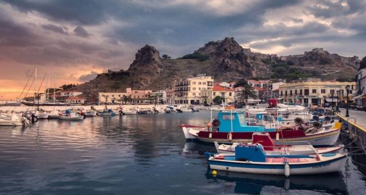 &Lambda;ή&mu;&nu;&omicron;&sigmaf;: &Tau;&omicron; &xi;&epsilon;&chi;&omega;&rho;&iota;&sigma;&tau;ό &nu;&eta;&sigma;ί &tau;&omicron;&upsilon; &Alpha;&iota;&gamma;&alpha;ί&omicron;&upsilon; &mu;&epsilon; &tau;&alpha; &sigma;&epsilon;&lambda;&eta;&nu;&iota;&alpha;&kappa;ά &gamma;&lambda;&upsilon;&pi;&tau;ά &alpha;&pi;ό &lambda;ά&beta;&alpha; &kappa;&alpha;&iota; &tau;&eta;&nu; ά&gamma;&nu;&omega;&sigma;&tau;&eta; &sigma;&epsilon; &pi;&omicron;&lambda;&lambda;&omicron;ύ&sigmaf; &iota;&sigma;&tau;&omicron;&rho;ί&alpha; &tau;&omicron;&upsilon;