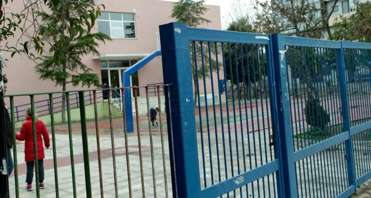 &Lambda;&alpha;&mu;ί&alpha;: &Beta;&alpha;&rho;&iota;ά &laquo;&kappa;&alpha;&mu;&pi;ά&nu;&alpha;&raquo; &sigma;&tau;&eta;&nu; &epsilon;&tau;&alpha;&iota;&rho;&epsilon;ί&alpha; &mu;&epsilon; &tau;&alpha; &sigma;&chi;&omicron;&lambda;&iota;&kappa;ά &gamma;&epsilon;ύ&mu;&alpha;&tau;&alpha; &kappa;&alpha;&iota; &tau;&eta;&nu; &omicron;&mu;&alpha;&delta;&iota;&kappa;ή &delta;&eta;&lambda;&eta;&tau;&eta;&rho;ί&alpha;&sigma;&eta; &mu;&alpha;&theta;&eta;&tau;ώ&nu; -&Eta; &pi;&omicron;&iota;&nu;ή