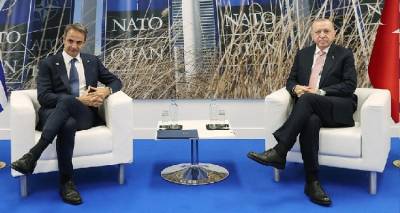 &Sigma;&upsilon;&nu;&epsilon;&chi;ί&zeta;&epsilon;&iota; &tau;&iota;&sigmaf; &pi;&rho;&omicron;&kappa;&lambda;ή&sigma;&epsilon;&iota;&sigmaf; &omicron; &Epsilon;&rho;&nu;&tau;&omicron;&gamma;ά&nu;: &laquo;&Delta;&epsilon;&nu; &epsilon;&pi;&iota;&theta;&upsilon;&mu;&omicron;ύ&mu;&epsilon; &nu;&alpha; &pi;ά&mu;&epsilon; &sigma;&epsilon; &pi;ό&lambda;&epsilon;&mu;&omicron; &mu;&epsilon; &tau;&eta;&nu; &Epsilon;&lambda;&lambda;ά&delta;&alpha;, &alpha;&lambda;&lambda;ά &delta;&epsilon;&nu; &tau;&eta;&rho;&epsilon;ί &tau;&iota;&sigmaf; &upsilon;&pi;&omicron;&sigma;&chi;έ&sigma;&epsilon;&iota;&sigmaf; &tau;&eta;&sigmaf;&raquo;