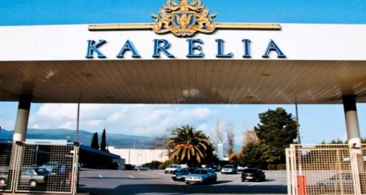 &Omicron; &Kappa;&alpha;&rho;έ&lambda;&iota;&alpha;&sigmaf; &mu;&omicron;ί&rho;&alpha;&sigma;&epsilon; &tau;&alpha; &kappa;έ&rho;&delta;&eta; &sigma;&tau;&omicron;&upsilon;&sigmaf; &epsilon;&rho;&gamma;&alpha;&zeta;ό&mu;&epsilon;&nu;&omicron;&upsilon;&sigmaf;