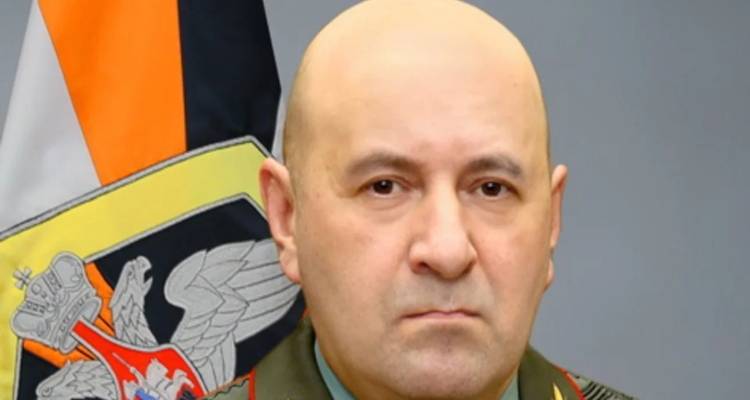 &Nu;&epsilon;&kappa;&rho;ό&sigmaf; &omicron; &alpha;&rho;&chi;&eta;&gamma;ό&sigmaf; &tau;&omega;&nu; &rho;&omega;&sigma;&iota;&kappa;ώ&nu; &pi;&upsilon;&rho;&eta;&nu;&iota;&kappa;ώ&nu; &alpha;&mu;&upsilon;&nu;&tau;&iota;&kappa;ώ&nu; &delta;&upsilon;&nu;ά&mu;&epsilon;&omega;&nu;&nbsp;-&Epsilon;&xi;&epsilon;&rho;&rho;ά&gamma;&eta; &beta;ό&mu;&beta;&alpha; &kappa;&rho;&upsilon;&mu;&mu;έ&nu;&eta; &sigma;&epsilon; &eta;&lambda;&epsilon;&kappa;&tau;&rho;&iota;&kappa;ό &pi;&alpha;&tau;ί&nu;&iota;
