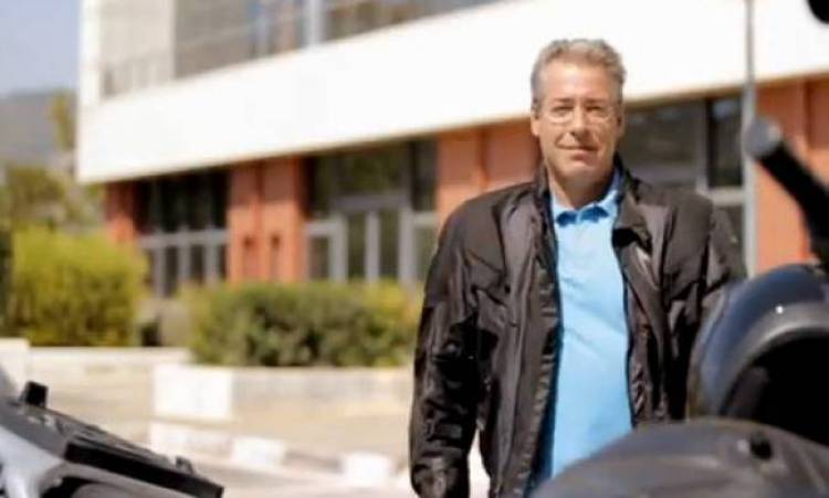 &Tau;&omicron; &tau;&eta;&lambda;&epsilon;&omicron;&pi;&tau;&iota;&kappa;ό &sigma;&upsilon;&nu;&epsilon;&rho;&gamma;&epsilon;ί&omicron; &tau;&eta;&sigmaf; &epsilon;&kappa;&pi;&omicron;&mu;&pi;ή&sigmaf; &laquo;60 &lambda;&epsilon;&pi;&tau;ά &Epsilon;&lambda;&lambda;ά&delta;&alpha;&raquo; &sigma;&tau;&eta; &Lambda;ή&mu;&nu;&omicron;