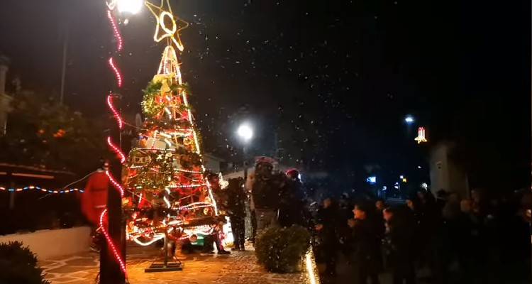 «Το έστρωσε» στην Παναγιά την ώρα της φωταγώγησης του Χριστουγεννιάτικου δέντρου