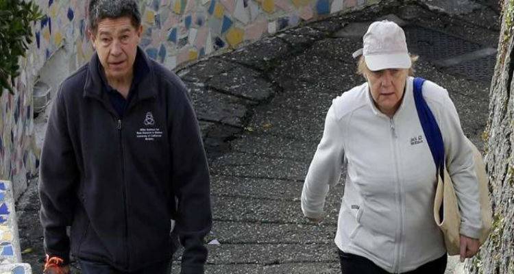 &Sigma;&tau;&alpha; &Kappa;&alpha;&nu;ά&rho;&iota;&alpha; &Nu;&eta;&sigma;&iota;ά &pi;έ&rho;&alpha;&sigma;&epsilon; &tau;&omicron; &Pi;ά&sigma;&chi;&alpha; &eta; &Alpha;&nu;&gamma;&kappa;&epsilon;&lambda;&alpha; &Mu;έ&rho;&kappa;&epsilon;&lambda;