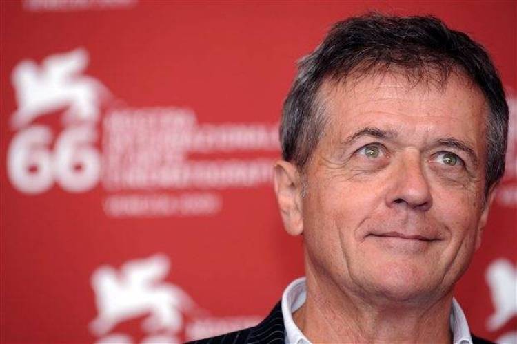 &Pi;έ&theta;&alpha;&nu;&epsilon; &omicron; &gamma;ά&lambda;&lambda;&omicron;&sigmaf; &sigma;&kappa;&eta;&nu;&omicron;&theta;έ&tau;&eta;&sigmaf; &Pi;&alpha;&tau;&rho;ί&sigmaf; &Sigma;&epsilon;&rho;ό