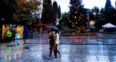 &Delta;&iota;&alpha;&phi;&omicron;&rho;&epsilon;&tau;&iota;&kappa;ά &tau;&alpha; &phi;&epsilon;&tau;&iota;&nu;ά &Chi;&rho;&iota;&sigma;&tau;&omicron;ύ&gamma;&epsilon;&nu;&nu;&alpha;: &Mu;ά&sigma;&kappa;&epsilon;&sigmaf;, sms &kappa;&alpha;&iota; &psi;ώ&nu;&iota;&alpha; &mu;&epsilon; &laquo;click away&raquo;