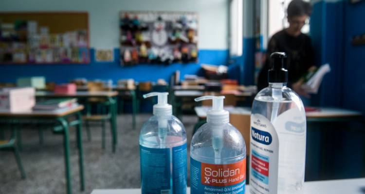 Σχολεία: Τι θα ισχύει για μάσκες, αποστάσεις και θρανία | Αντίστροφη μέτρηση για τα οριστικά μέτρα