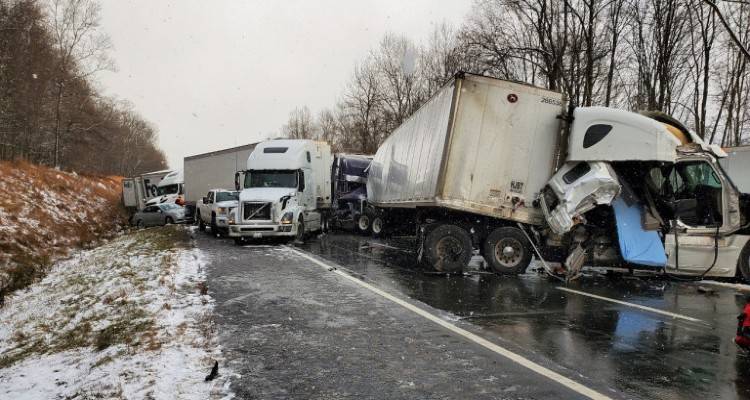 Φονική καραμπόλα με 30 οχήματα- Δύο νεκροί και 44 τραυματίες [βίντεο]