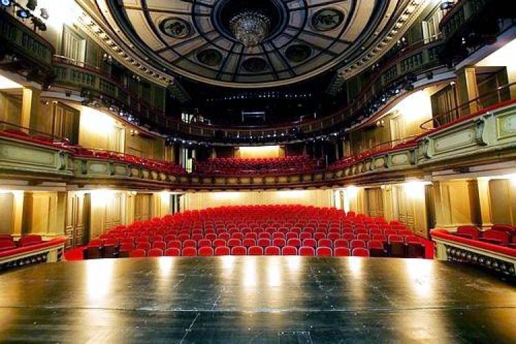 Αγκαλιά στην πολυθρόνα