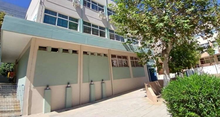 &Tau;&rho;&alpha;&gamma;&omega;&delta;ί&alpha; &sigma;&epsilon; &epsilon;&iota;&delta;&iota;&kappa;ό &sigma;&chi;&omicron;&lambda;&epsilon;ί&omicron; &sigma;&tau;&eta;&nu; &Pi;&epsilon;&iota;&rho;&alpha;&iota;ά: 13&chi;&rho;&omicron;&nu;&eta; &pi;&nu;ί&gamma;&eta;&kappa;&epsilon; &alpha;&pi;ό &tau;&rho;&omicron;&phi;ή - &Kappa;&alpha;&tau;έ&lambda;&eta;&xi;&epsilon; &lambda;ί&gamma;&eta; ώ&rho;&alpha; &alpha;&rho;&gamma;ό&tau;&epsilon;&rho;&alpha;