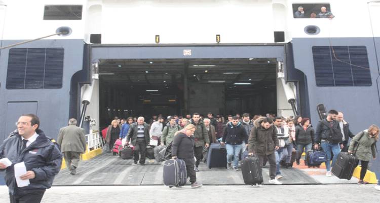200 άτομα ταξίδεψαν από Λήμνο προς Καβάλα με το Νήσος Χίος