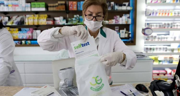 Χιλιάδες self test σήμερα για μαθητές και εργαζόμενους -Για ποιους είναι υποχρεωτικό, ποιες δραστηριότητες ανοίγουν αύριο