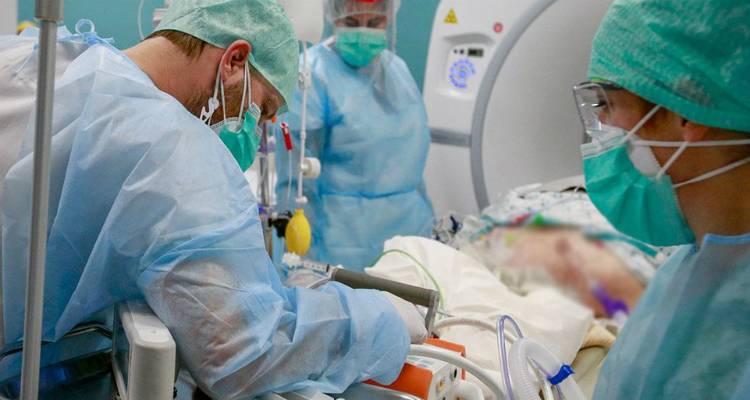 &Kappa;&omicron;&rho;&omega;&nu;&omicron;ϊό&sigmaf;: &Sigma;&tau;&alpha; 1.240 &tau;&alpha; &nu;έ&alpha; &kappa;&rho;&omicron;ύ&sigma;&mu;&alpha;&tau;&alpha; | 98 &theta;ά&nu;&alpha;&tau;&omicron;&iota;