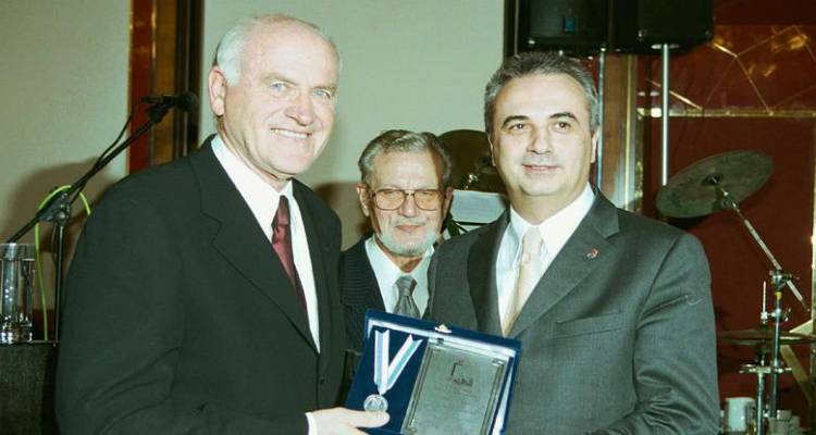 &Nu;&epsilon;&kappa;&rho;ό&sigmaf; &sigma;&epsilon; &tau;&rho;&omicron;&chi;&alpha;ί&omicron; &omicron; &gamma;&iota;&alpha;&tau;&rho;ό&sigmaf; &pi;&omicron;&upsilon; &pi;&rho;&alpha;&gamma;&mu;&alpha;&tau;&omicron;&pi;&omicron;ί&eta;&sigma;&epsilon; &tau;&eta;&nu; &pi;&rho;ώ&tau;&eta; &mu;&epsilon;&tau;&alpha;&mu;ό&sigma;&chi;&epsilon;&upsilon;&sigma;&eta; &kappa;&alpha;&rho;&delta;&iota;ά&sigmaf; &sigma;&tau;&omicron; &Epsilon;&Sigma;&Upsilon;